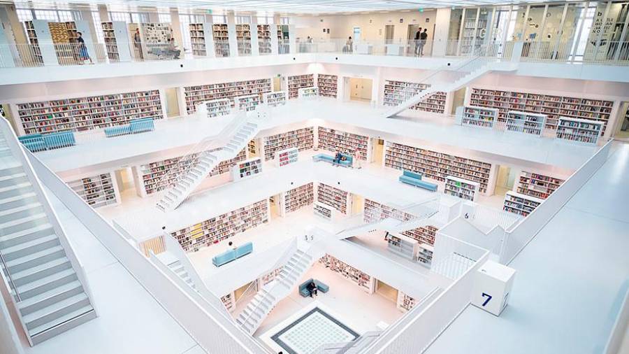 Stuttgart City Library. Este deslumbrante espacio blanco se encuentra en Alemania y contiene alrededor de 1’37 millones de libros. Podríamos llamarla la biblioteca políglota ya que cuenta con información en más de 100 idiomas. (Fuente, www.traveler.es)