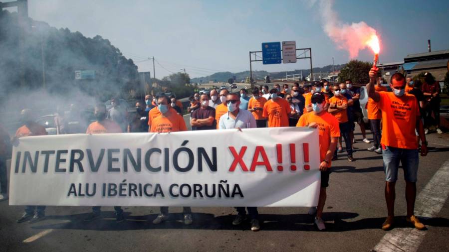 Concentración de los trabajadores de la empresa Alu Ibérica a las puertas de la factoría coruñesa. Foto: EFE/Cabalar