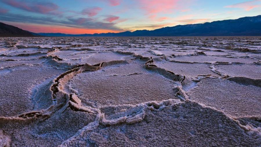 Death Valley. El Valle de la Muerte es el desierto de California y toda una lección de vida en condiciones extremas. Son tan extremas que hasta las piedras se mueven, sí, aquí podrás disfrutar de las misteriosas rocas reptantes. (Fuente, www.traveler.es)