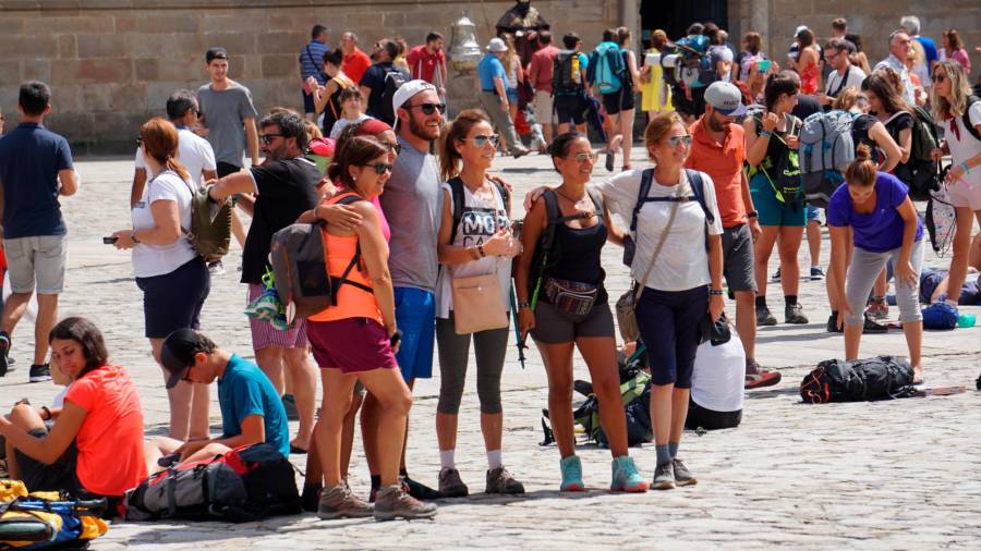 Turistas y peregrinos en una abarrotada plaza del Obradoiro, en Santiago, el pasado verano. Foto: Fernando Blanco 