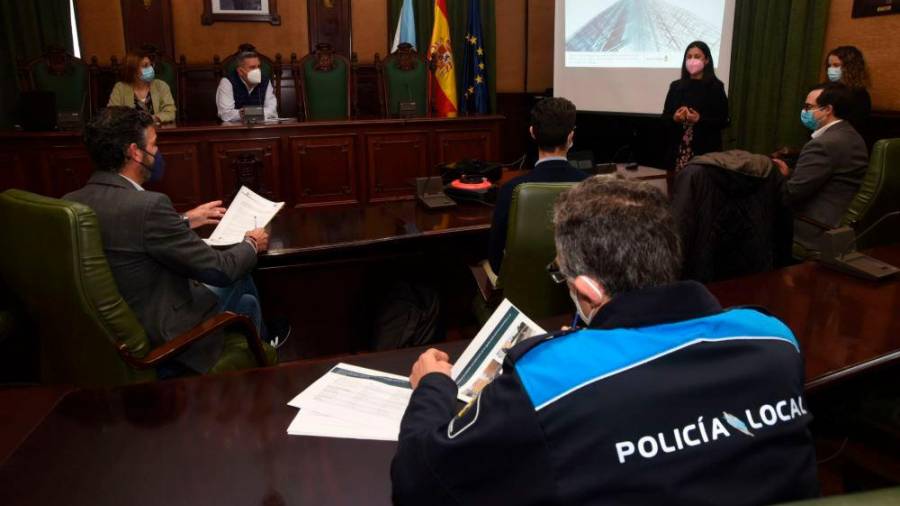 O alcalde, Manuel Ruiz, sentado ó fondo, na reunión con técnicos municipais, co xefe da Policía Local e con representantes da empresa Silo. Foto: C.R.
