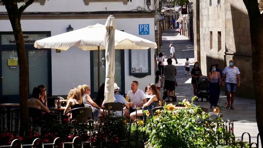 Foto de archivo de un grupo de personas disfrutando de una terraza en Santiago. FERNANDO BLANCO