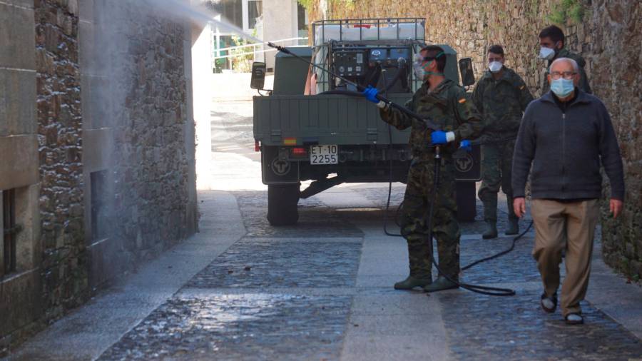 Efectivos de la Unidad Militar de Emergencias desinfectando ayer la residencia Porta do Camiño, en Santiago. FOTO: FERNANDO BLANCO