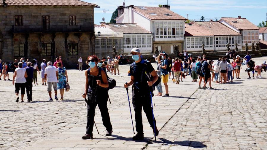 La plaza del Obradoiro estuvo repleta de turistas y caminantes durante toda la jornada