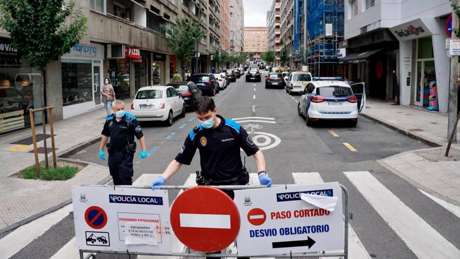 Agentes de la Policía Local colocando una valla para señalizar la peatonalización de los fines de semana. Foto: F. Blanco