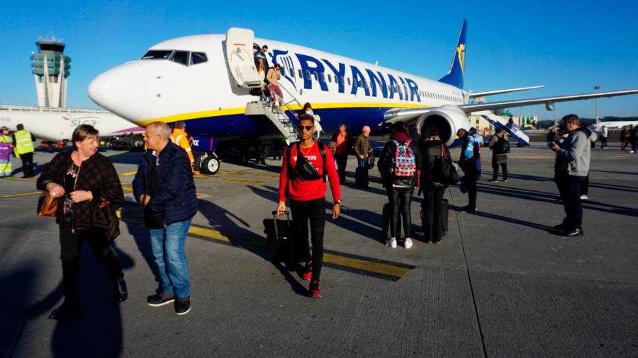 Pasajeros de Ryanair desembarcan de una de las aeronaves que la compañía irlandesa de bajo coste tiene basadas en Lavacolla. Foto: Fernando Blanco/ Archivo ECG