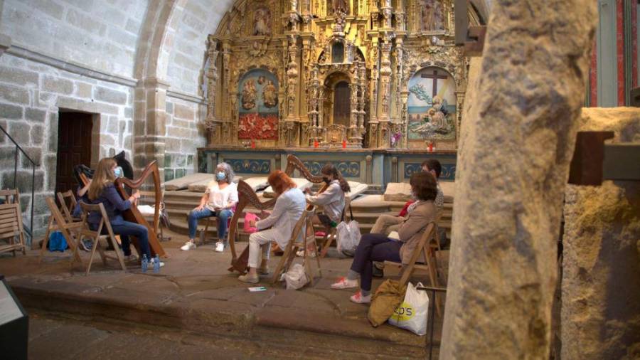 OBRADOIRO. Participantes no obradoiro de arpa impartido pola italiana Marianne Gubri no interior da igrexa de Santa María A Nova.