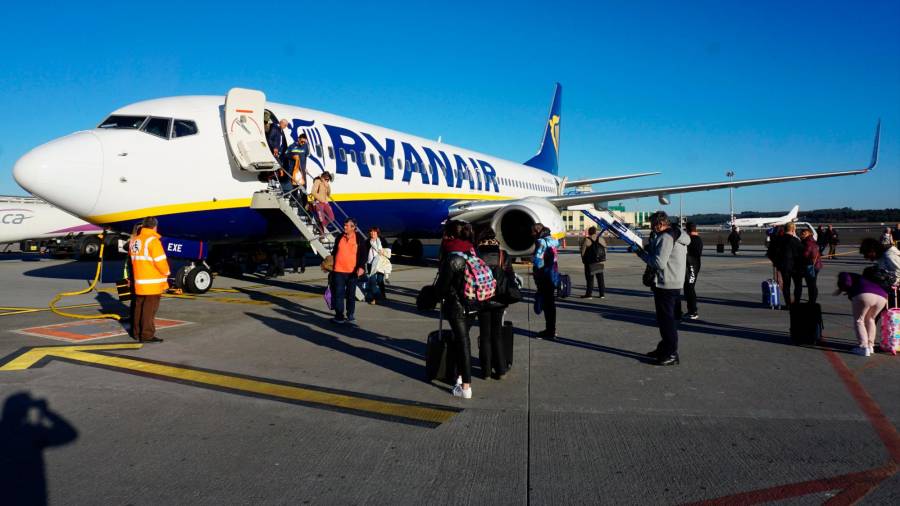 Pasajeros desembarcando de una aeronave de Ryanair en Lavacolla. Foto: Fernando Blanco