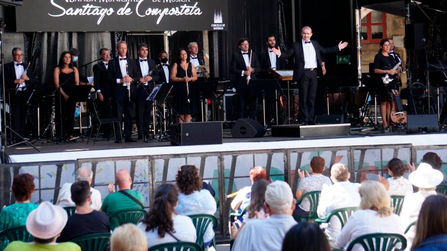 Concierto de la Banda Municipal de Música, ayer, en la praza da Quintana. Foto: F. Blanco 