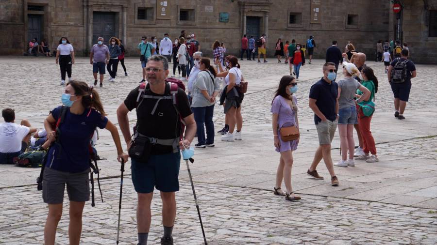 Foto de arquivo de peregrinos e turistas no Obradoiro. FERNANDO BLANCO