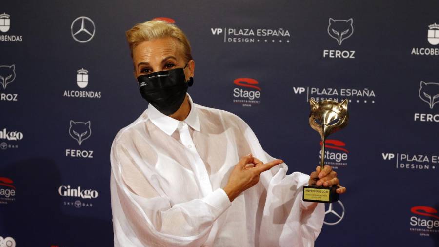 Elena Irureta posa con su Premio Feroz en el Hotel VP Plaza España Design en Madrid (España) a 2 de marzo de 2021. JOSÉ RAMÓN HERNANDO/EUROPA PRESS