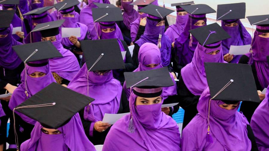 Estudiantes afganas vestidas de malva durante su ceremonia de graduación en Kandahar (Autor, Muhammad Sadiq. Fuente, EFE)