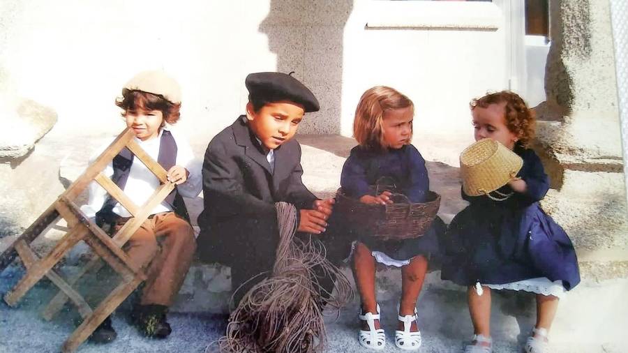 Un grupo de nenos e nenas evocando tempos pasados na vila da Barca. Foto: Veciñanza de Muxía