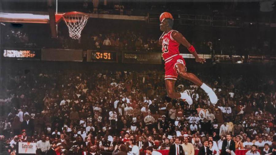 1988. Michael Jordan vuela, literalmente, durante el concurso de mates en el que consiguió una puntuación perfecta. (Fuente, www.momentosdelpasado.blogspot.com)