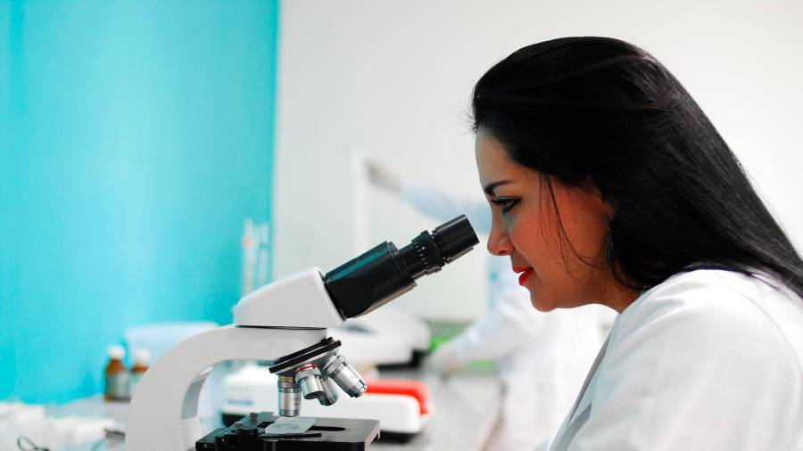 SALUD. Una investigadora en el trabajo de observación ante un microscopio. Foto: Pixabay