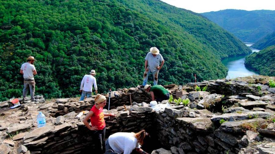 Excavaciones en el Val do Frade en el que se encontraron restos humanos prehistóricos. Vilachá de Salvadur, A pobra do Bullón, Ourense. (Fuente, Adegas da Memoria).