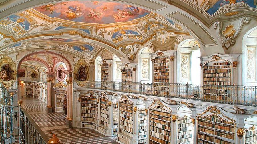 La biblioteca de Admont. Situada dentro del monasterio de Admont, en Austria, se trata de la biblioteca monacal más grande e impresionante del mundo. Consta de 70 metros de largo, 14 metros de ancho y 13 impresionantes metros de altura. (Fuente, www.trendencias.com)