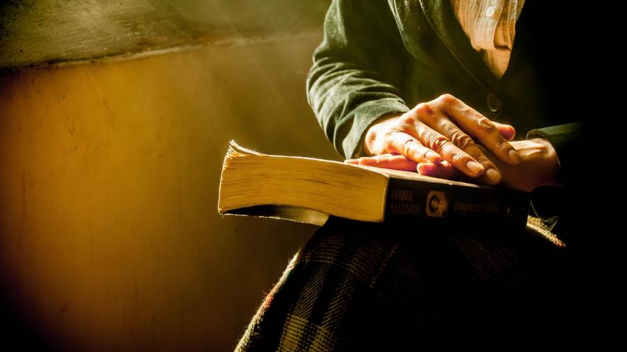 Foto de recurso de una anciana sosteniendo un libro