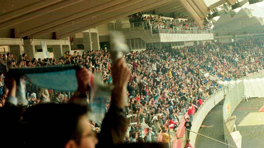 1995. Aficionados animan a la S.D. Compostela en el partido de primera división contra el Barcelona. Actual estadio Vero Boquete de San Lázaro. Santiago de Compostela. (Fuente, El Correo Gallego).