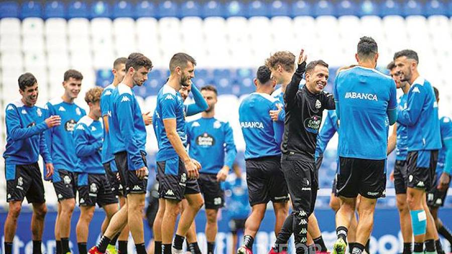Borja, bromeando durante el entrenamiento. Foto: RC Deportivo