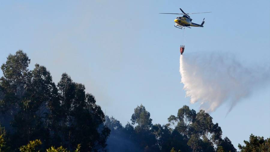Un Helicóptero en la zona de Vidán, ayer, durante las labores de extinción del fuego. Foto: Antonio Hernández 