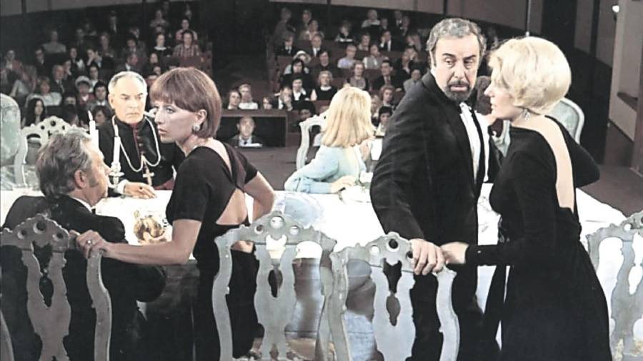Buñuel hace que un acontecimiento social, una simple cena, se convierta en el más corrosivo espectáculo de putrefactos (la denominación es suya y de Dalí) seres de familia bien.