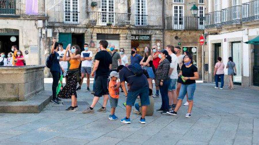 Turistas en el casco histórico de Santiago de Compostela. Praza do Toural. Foto: Angy Álvarez/ECG