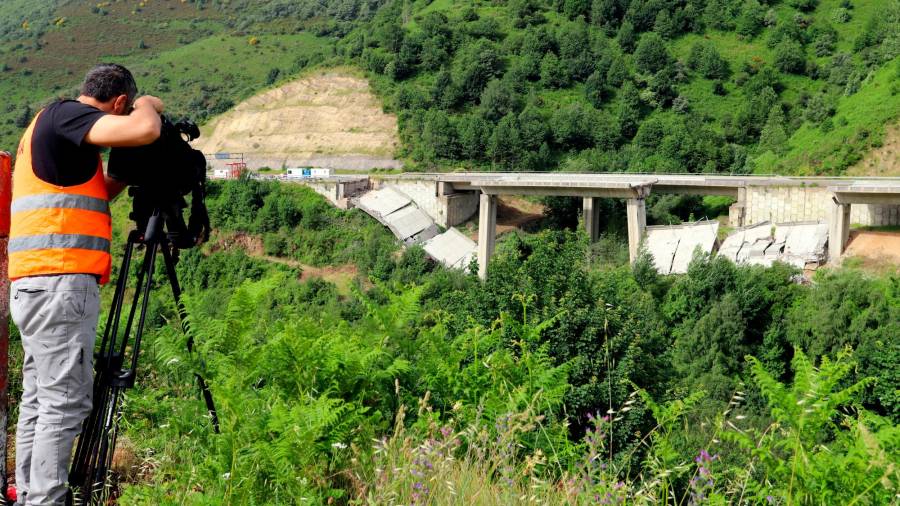 GRAF3153. VEGA DE VALCARCE (LEÓN), 17/06/2022.- Vista este viernes del viaducto de la A-6, ubicado en el municipio leonés de Vega de Valcarce, en el límite entre León y Lugo, ayer sufrió un nuevo derrumbe después del que se registró el pasado 7 de junio, que afectó a un tramo de unos 50 metros. EFE/Ana Maria Fernández Barredo