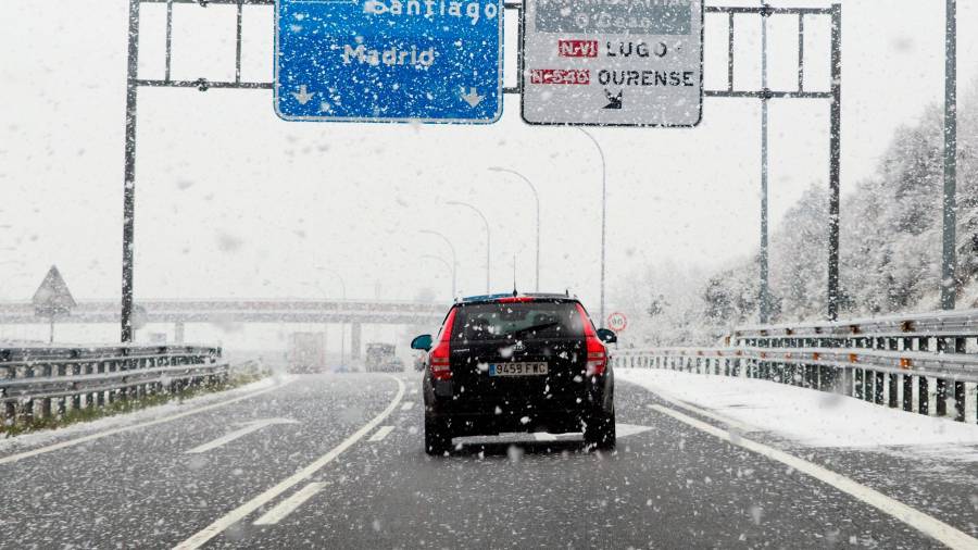 A-6. Un turismo recorre la autovía en un día con intensa nieve. Foto: Efe/Eliseo Trigo 