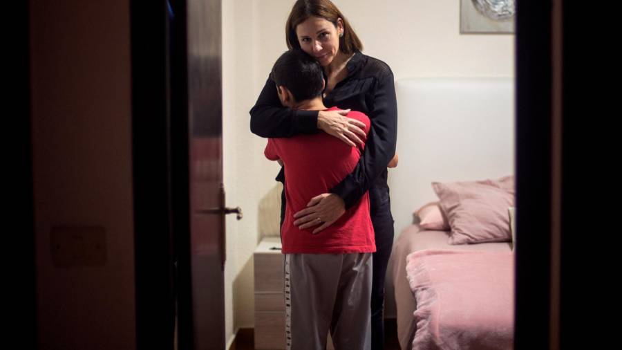 rosalía bermejo abraza a su hijo en el salón de su domicilio en la ciudad de Ourense. Foto: Brais Lorenzo