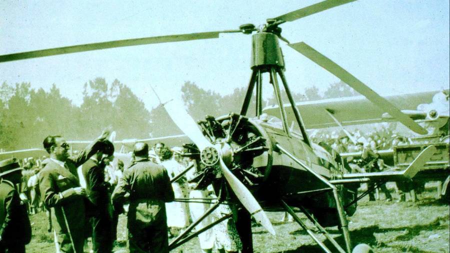 1935. Un autogiro fotografiado en la inauguración del aeropuerto de Lavacolla. Fotografía publicada en el libro Pioneiros da aviación en Galicia, de A Nosa Terra. Santiago de Compostela. (Autor, A Nosa Terra).
