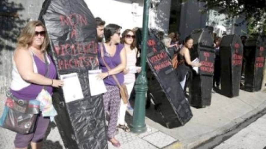 Feministas, CIG y BNG denuncian en una protesta con ataúdes que el PP no actúa contra la violencia machista