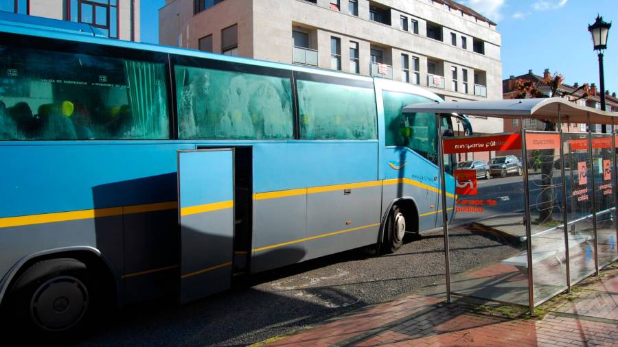 Uno de los autobuses que en 2020 comunicaban la capital de A Maía con la de Galicia a diario. Foto: CDA