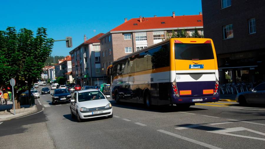 Una de las líneas de transporte, en este caso del metropolitano, que cada jornada unen la capital de Ames con la de Galicia. Foto: CA