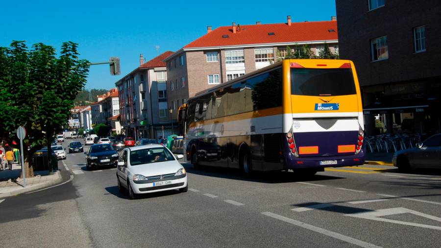 Uno de los buses que comunica a diario la capital de Ames con la de Galicia. Foto: CDA