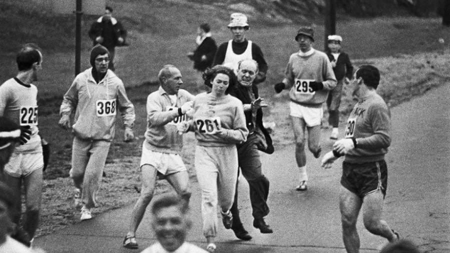 Organizadores de la carrera intentando impedir a Kathrine Switzer competir en la Maratón de Boston. Ella consiguió ser la primera mujer en terminar la carrera, 1967. (Fuente, www.culturainquieta.com)