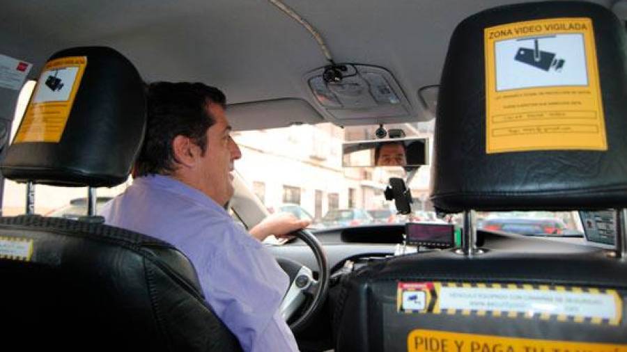 Taxistas de otras ciudades españolas ya han instalado sistemas de videovigilancia en sus vehículos. Foto: Gaceta del taxi