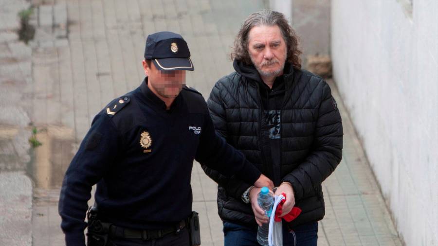 Sito Miñanco, acompañado por un agente, en una imagen de archivo a su llegada a la Audiencia de Pontevedra Foto: Salvador Sas