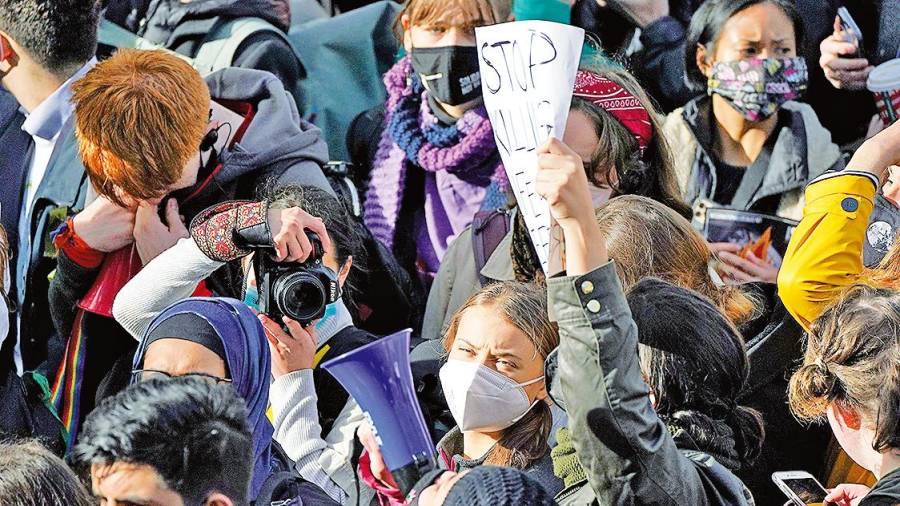 MANIFESTACIÓN. La activista Greta Thunberg, en el centro con mascarilla blanca, en una protesta celebrada en Glasgow reclamando el freno del cambio climático. Foto: Europa Press