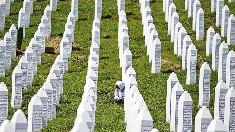 Una mujer llora entre las tumbas de las víctimas de Srebrenica.