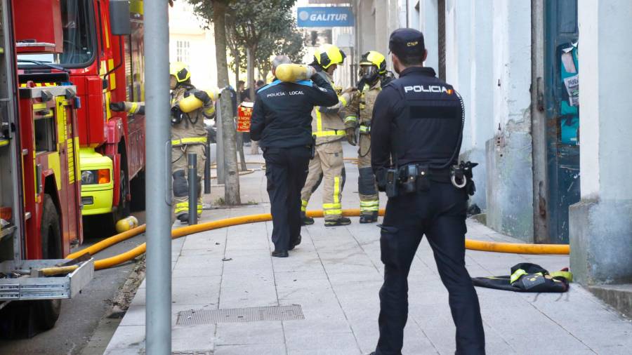 Despliegue de medios en la rúa de Gómez Ulla para sofocar el incendio declarado en la nave de C.V. Otero. Foto: Antonio Hernández