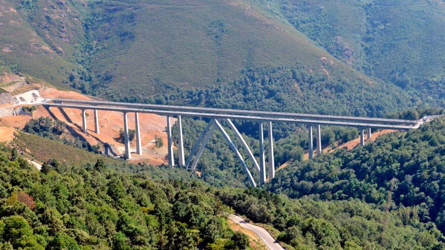 A la izquierda, los viaductos de Teixeiras en 2020, tras empezar a finales de 2017 unas obras que debieron haber comenzado en la primavera de 2012.