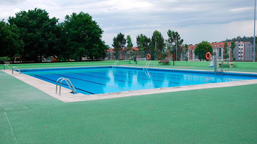 Imaxe da piscina municipal descuberta do Milladoiro, onde se realizarán as obras de mellora. Foto: Concello de Ames