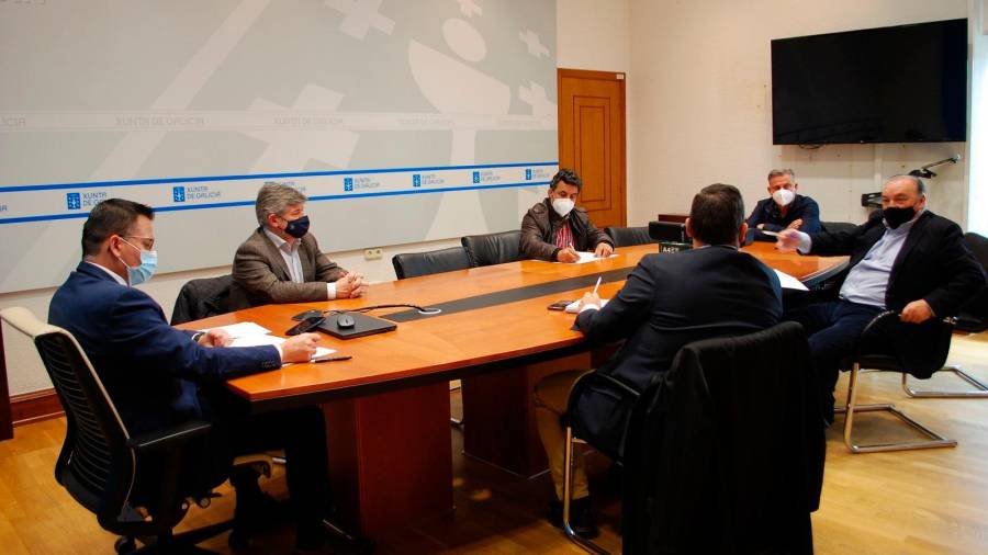El conselleiro José González, acompañado por José Luis Chan y José Luis Cabarcos, con Jesús Quintá, presidente de Castaña de Galicia y otros miembros del consello regulador de esta IGP. Foto: X. G.