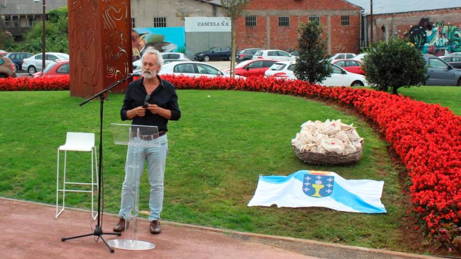 O escritor carballés Xan Fraga durante a inauguración do Monumento ao Pan no Parque Rego da Balsa o pasado 26 de agosto. Foto: cedida.
