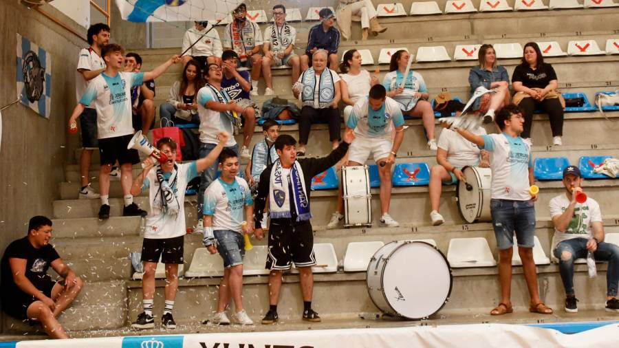 SANTA ISABEL. Un grupo de seguidores del Santiago Futsal durante la eliminatoria ante Futsal Aliança Mataró. Foto: F. Blanco 