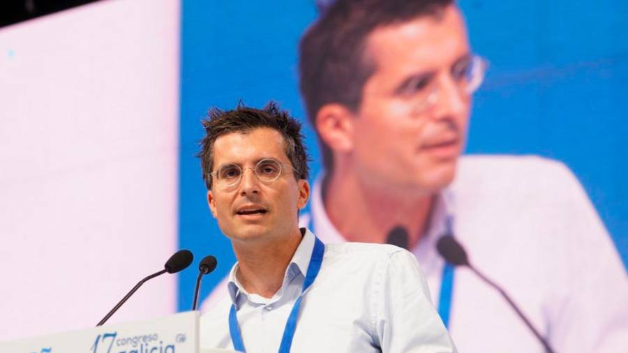 O presidente do PP de Santiago, Borja Verea, presentou a ponencia “Os retos dunha Galicia que quere máis emprego e menos impostos”