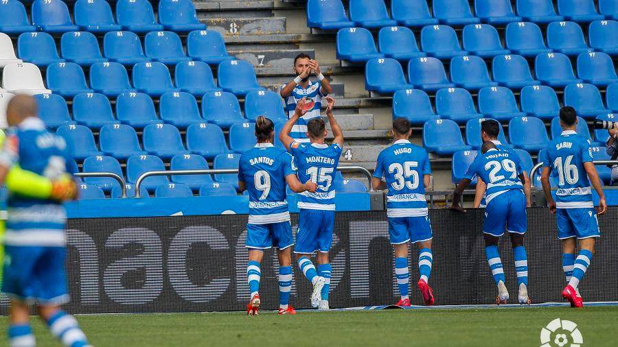 ORIGINAL Çolak aplaude desde la grada, y ante sus compañeros, tras su gol. Foto: LaLiga 