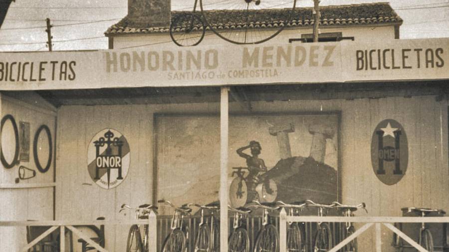 Stand con una exposición de bicicletas de la marca Honor, elaboradas en el establecimiento compostelano de Honorino Méndez