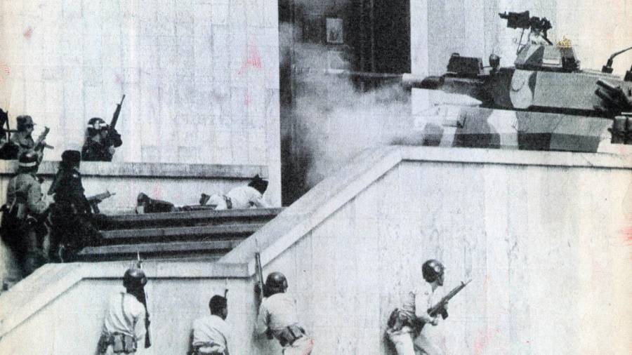 1985. Esta fotografía muestra el momento en el que el Palacio de Justicia de Bogotá es tomado por la guerrilla colombiana del M19. (Fuente EFE y el periódico comombiano El Tiempo)